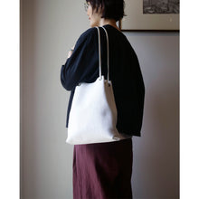 Load image into Gallery viewer, レザー巾着バッグ　ゴートレザー
